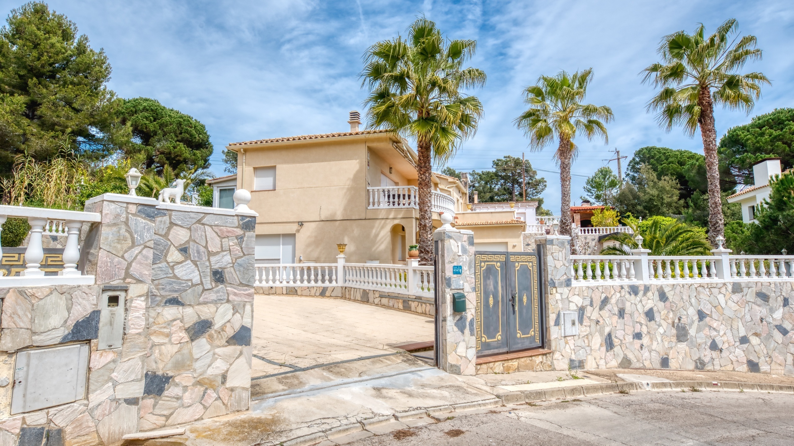 Villas de vacaciones Costa Brava España - Villa Estrella - Llegada a la propiedad con vista a la calle