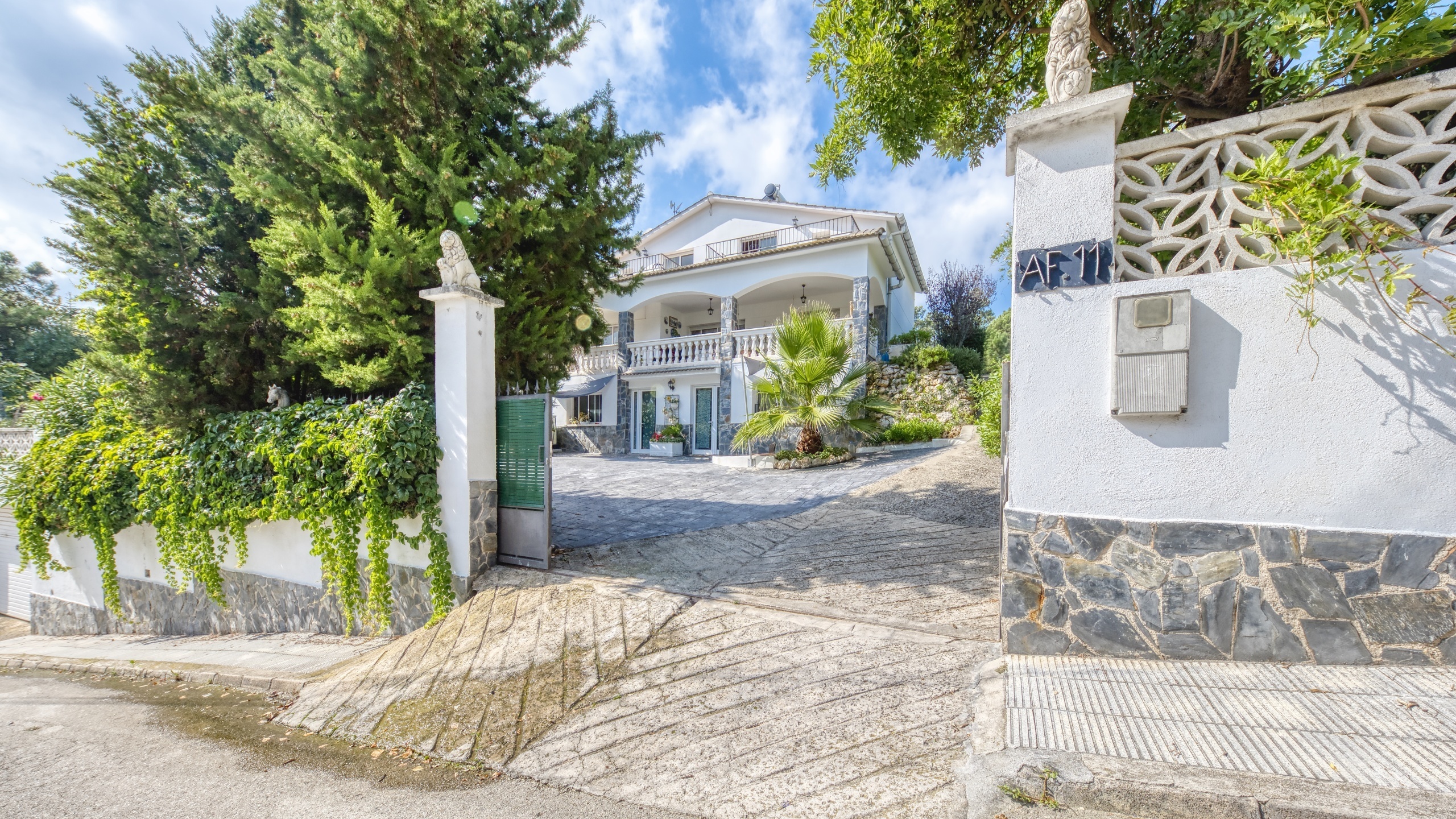 Villas de vacaciones Costa Brava España - Villa Geolouk - Llegada a la propiedad con vista a la calle