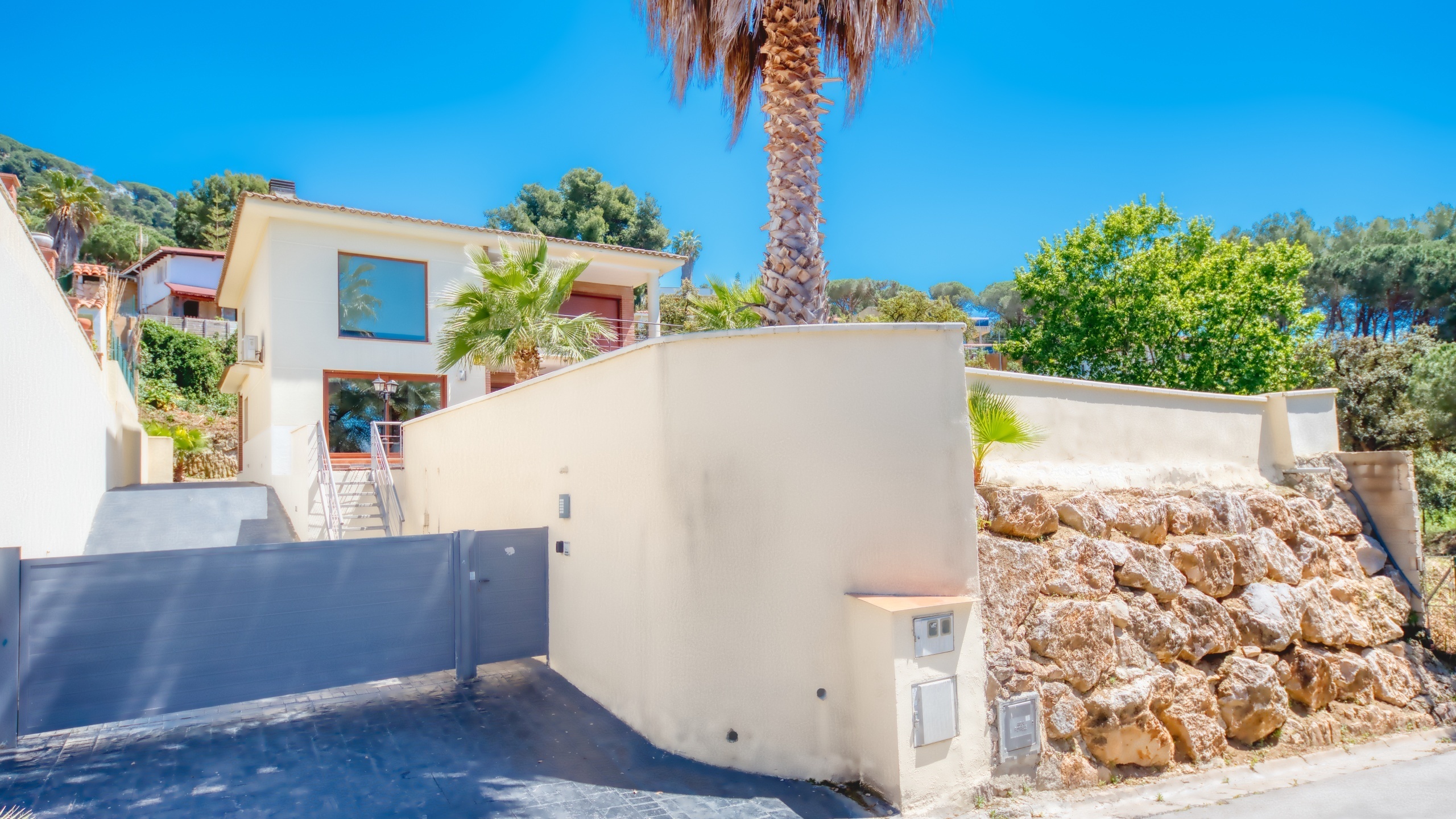 Villas de vacaciones Costa Brava España - Villa Marcella - Llegada a la propiedad con vista a la calle