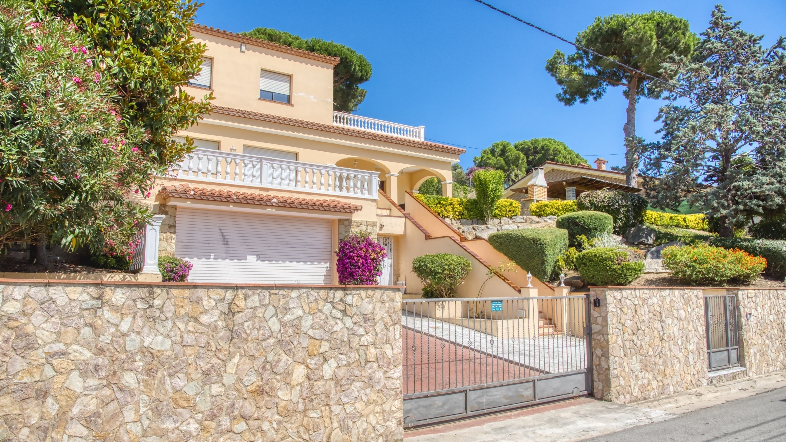 Villas de vacaciones Costa Brava España - Villa Paris - Llegada a la propiedad con vista a la calle