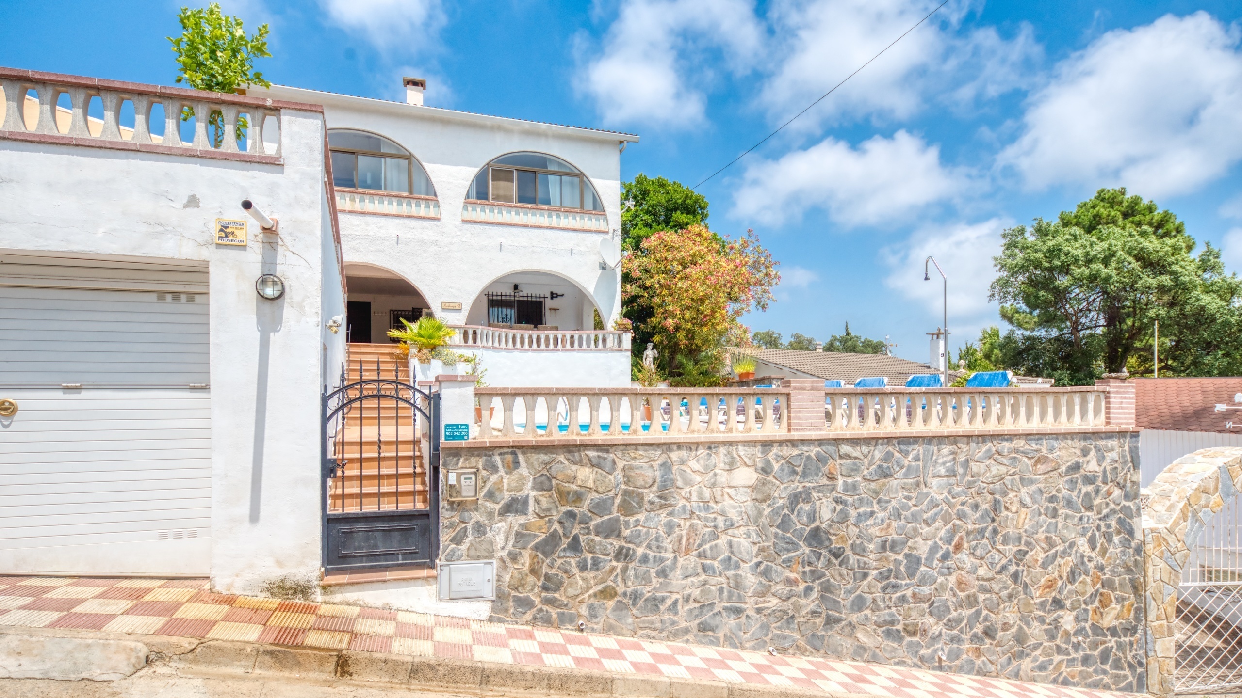 Villas de vacaciones Costa Brava España - Villa Santa Maria - Llegada a la propiedad con vista a la calle