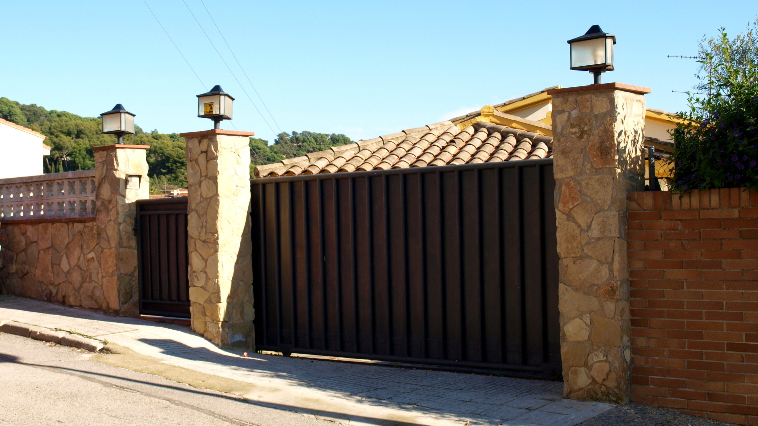 Villas de vacaciones Costa Brava España - Villa Valentina - Llegada a la propiedad con vista a la calle