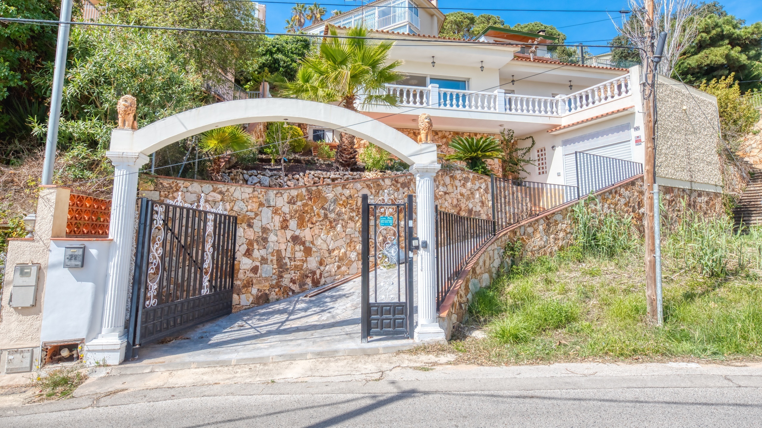 Villas de vacaciones Costa Brava España - Villa Donna - Llegada a la propiedad con vista a la calle