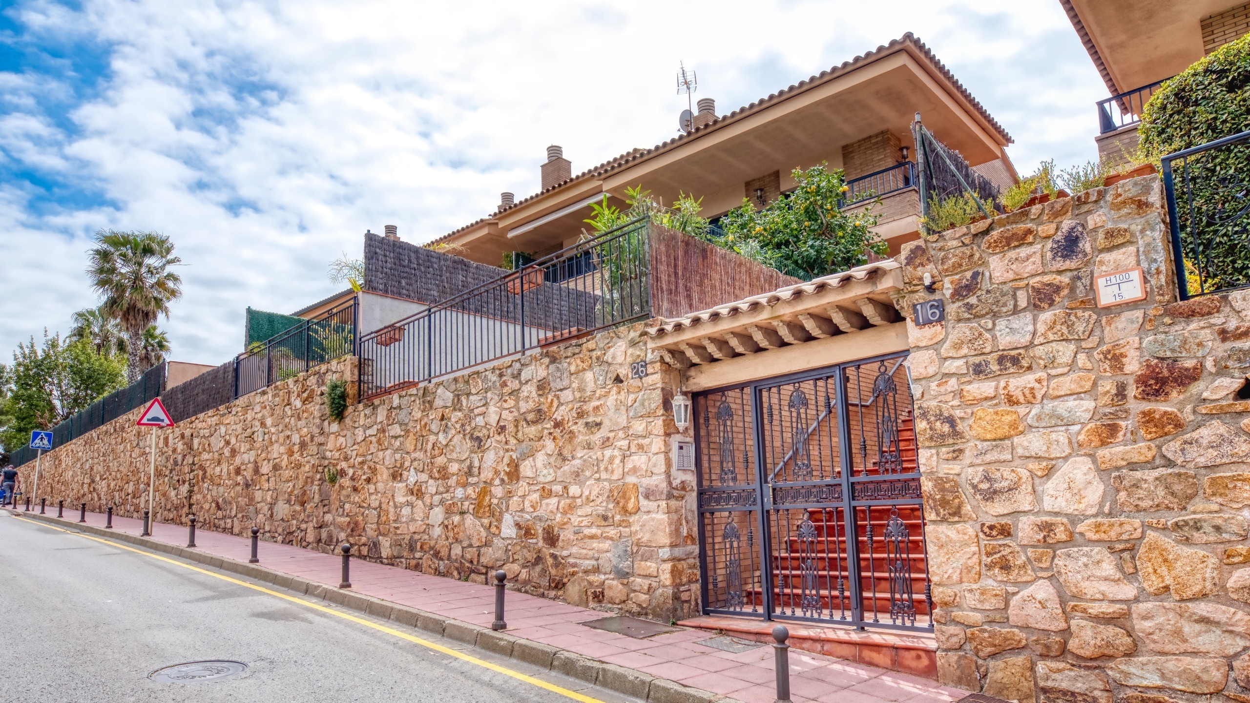 Villas de vacaciones Costa Brava España - Casa Costa - Llegada a la propiedad con vista a la calle