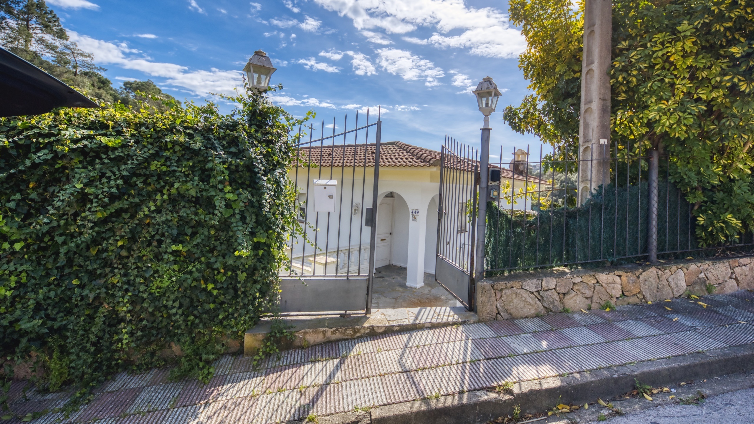 Villas de vacaciones Costa Brava España - Villa Rosa - Llegada a la propiedad con vista a la calle