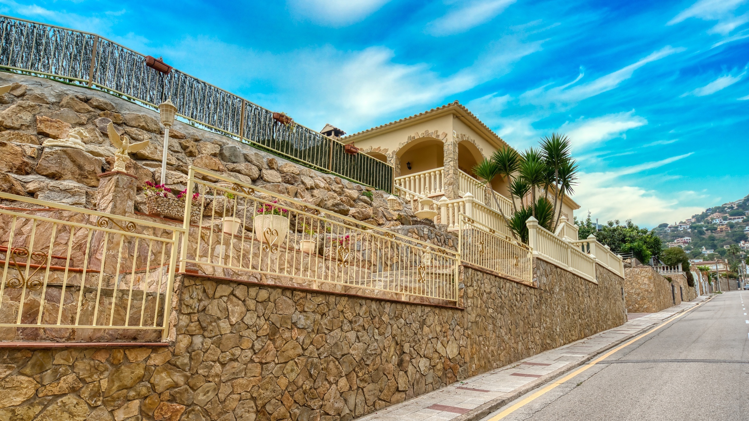 Villas de vacaciones Costa Brava España - Villa Sarai - Llegada a la propiedad con vista a la calle