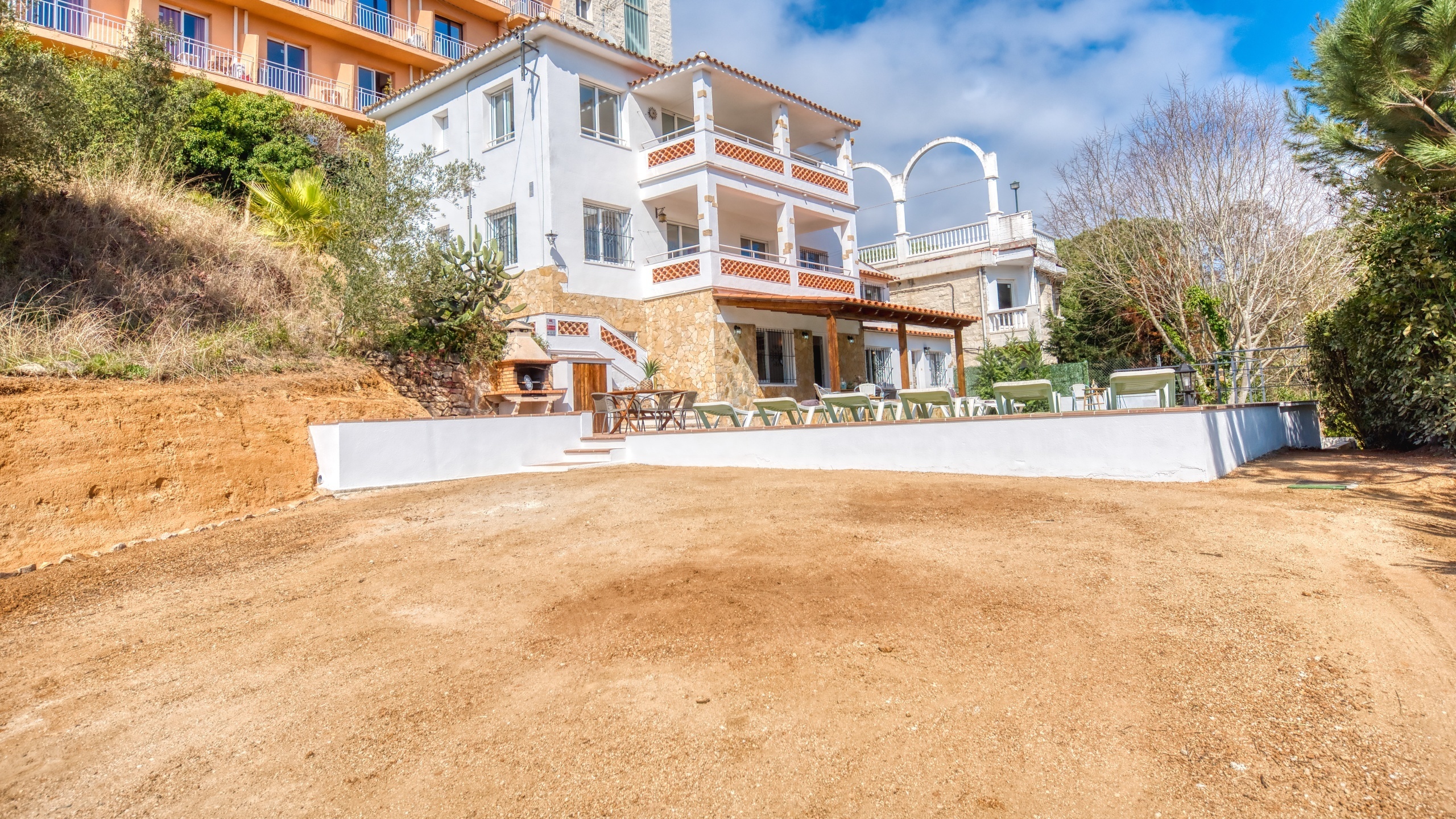 Villas de vacaciones Costa Brava España - Villa Pilar - Llegada a la propiedad con vista a la calle