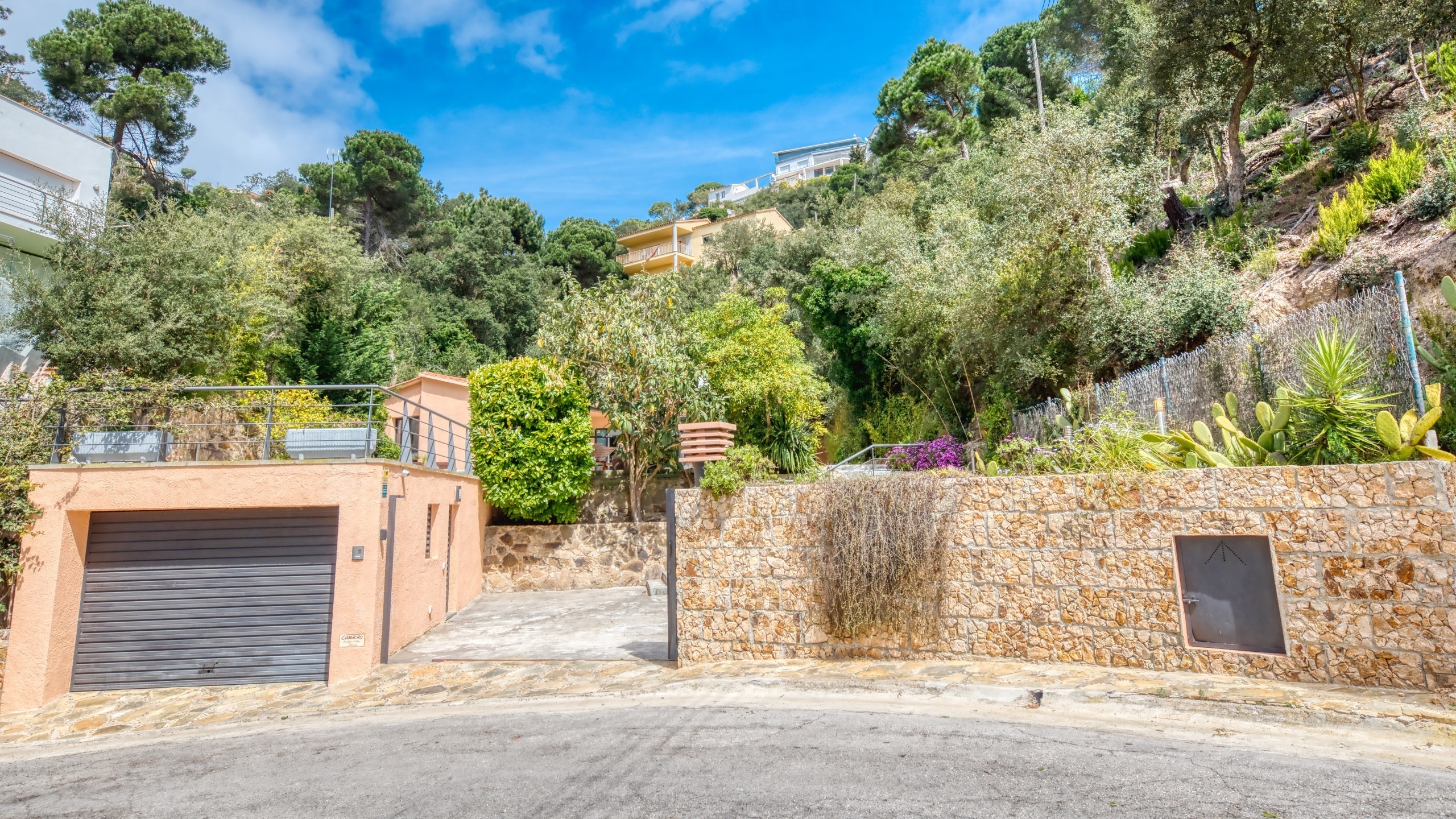 Villas de vacaciones Costa Brava España - Villa Olivia - Llegada a la propiedad con vista a la calle