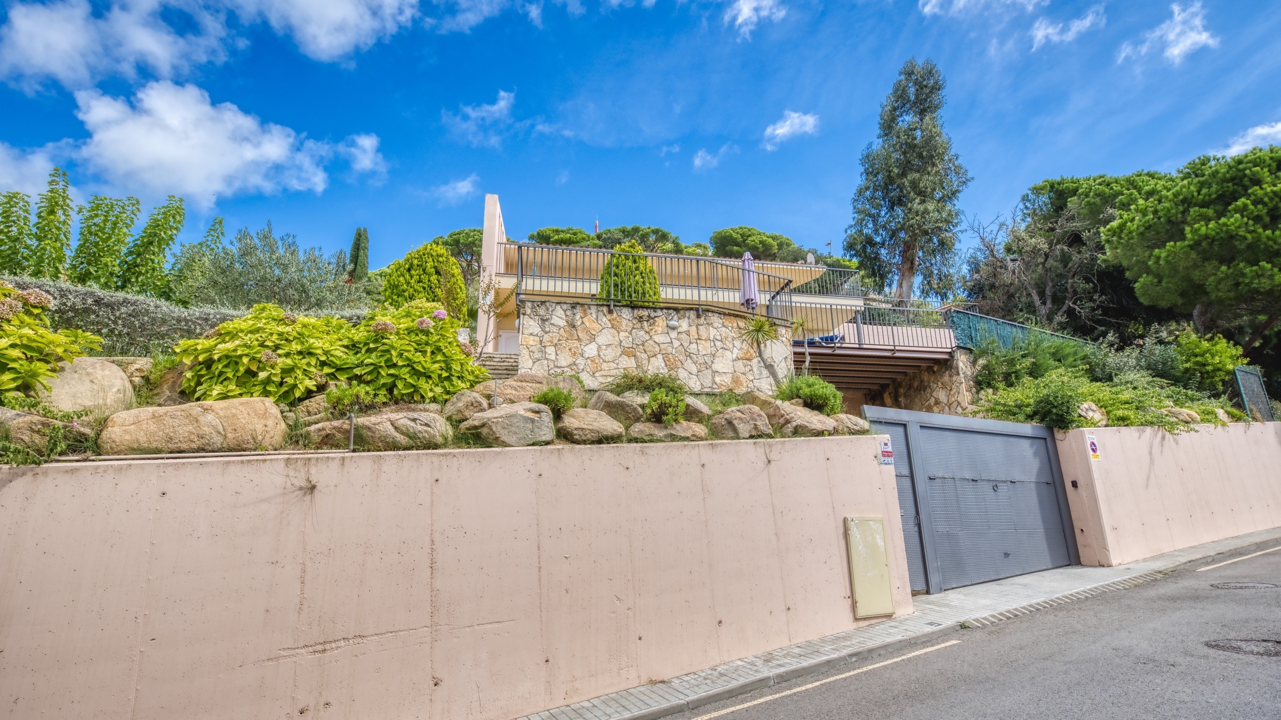 Villas de vacaciones Costa Brava España - Villa Mauri - Llegada a la propiedad con vista a la calle