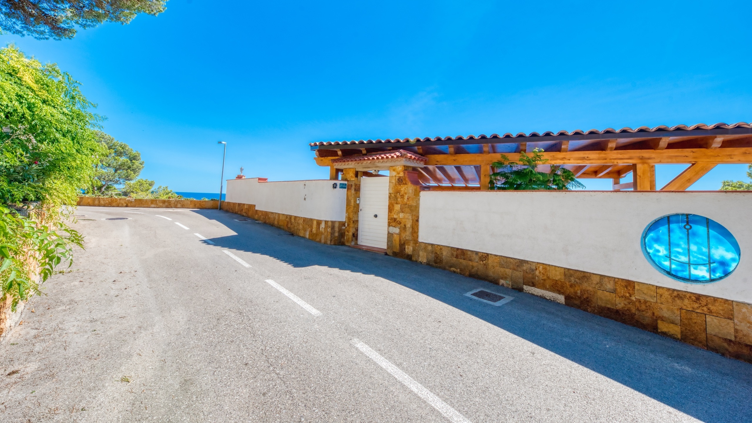 Villas de vacaciones Costa Brava España - Villa Infinity - Llegada a la propiedad con vista a la calle