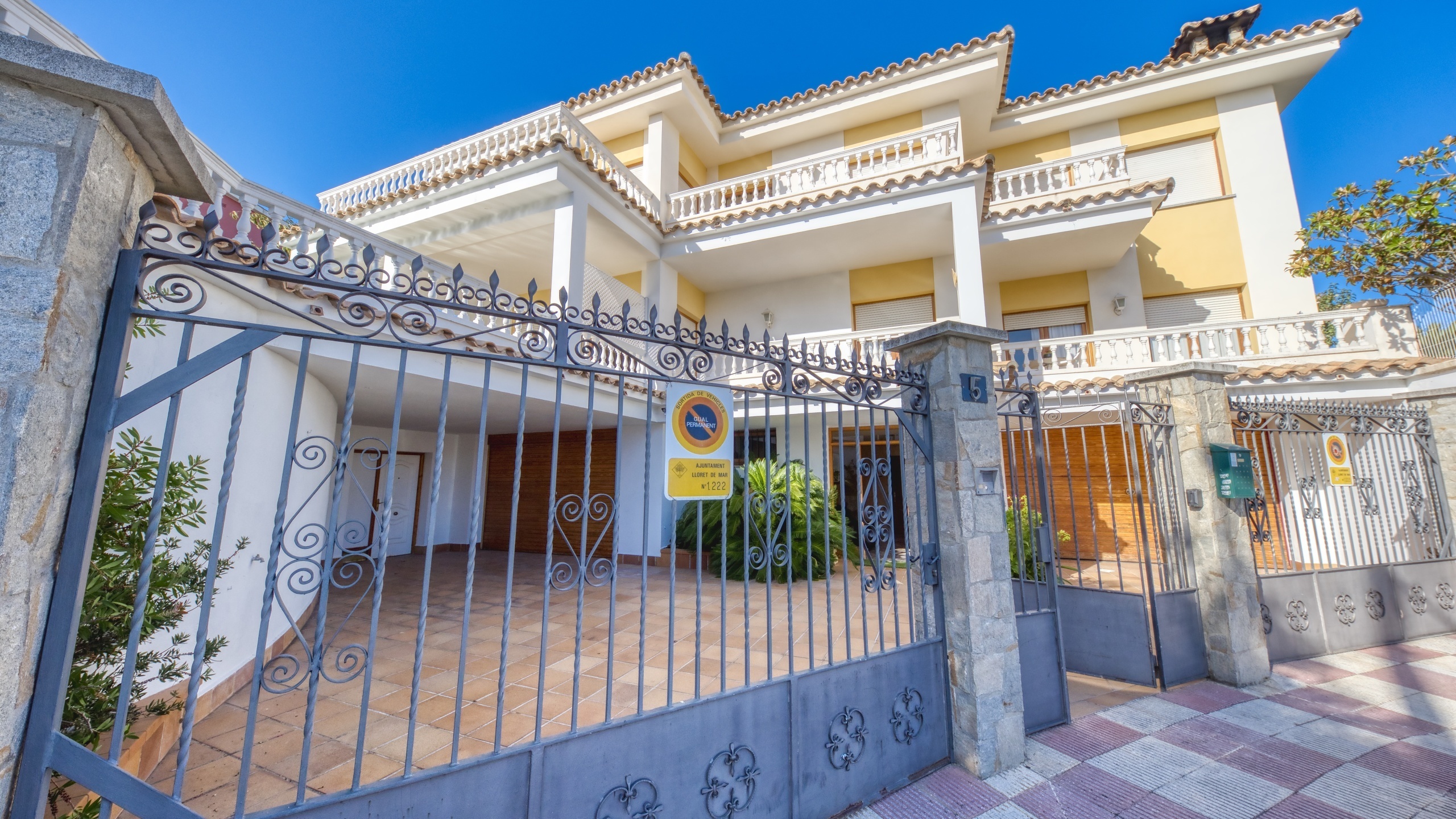 Villas de vacaciones Costa Brava España - Villa Baileys - Llegada a la propiedad con vista a la calle