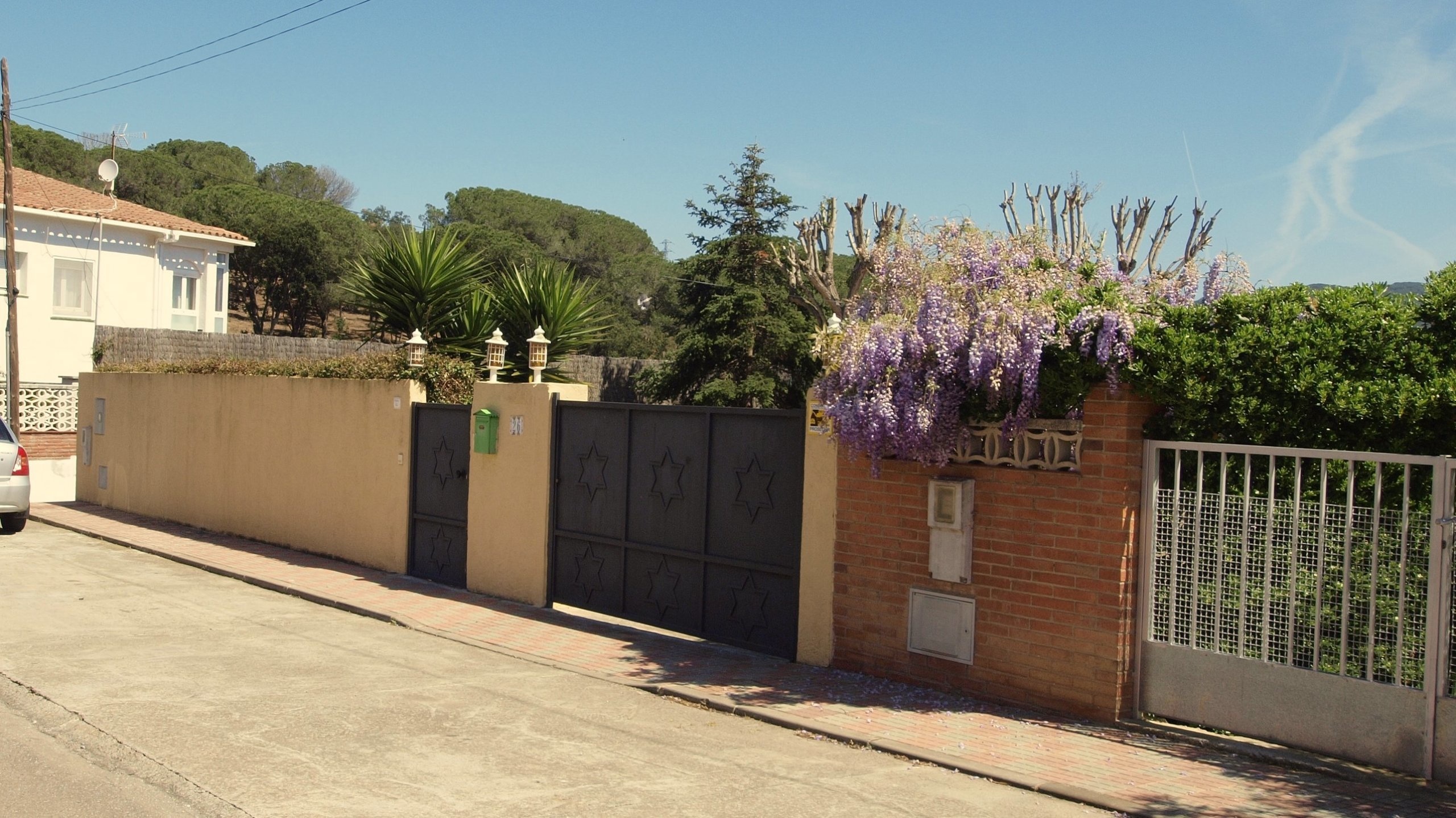 Villas de vacaciones Costa Brava España - Villa Miro - Llegada a la propiedad con vista a la calle