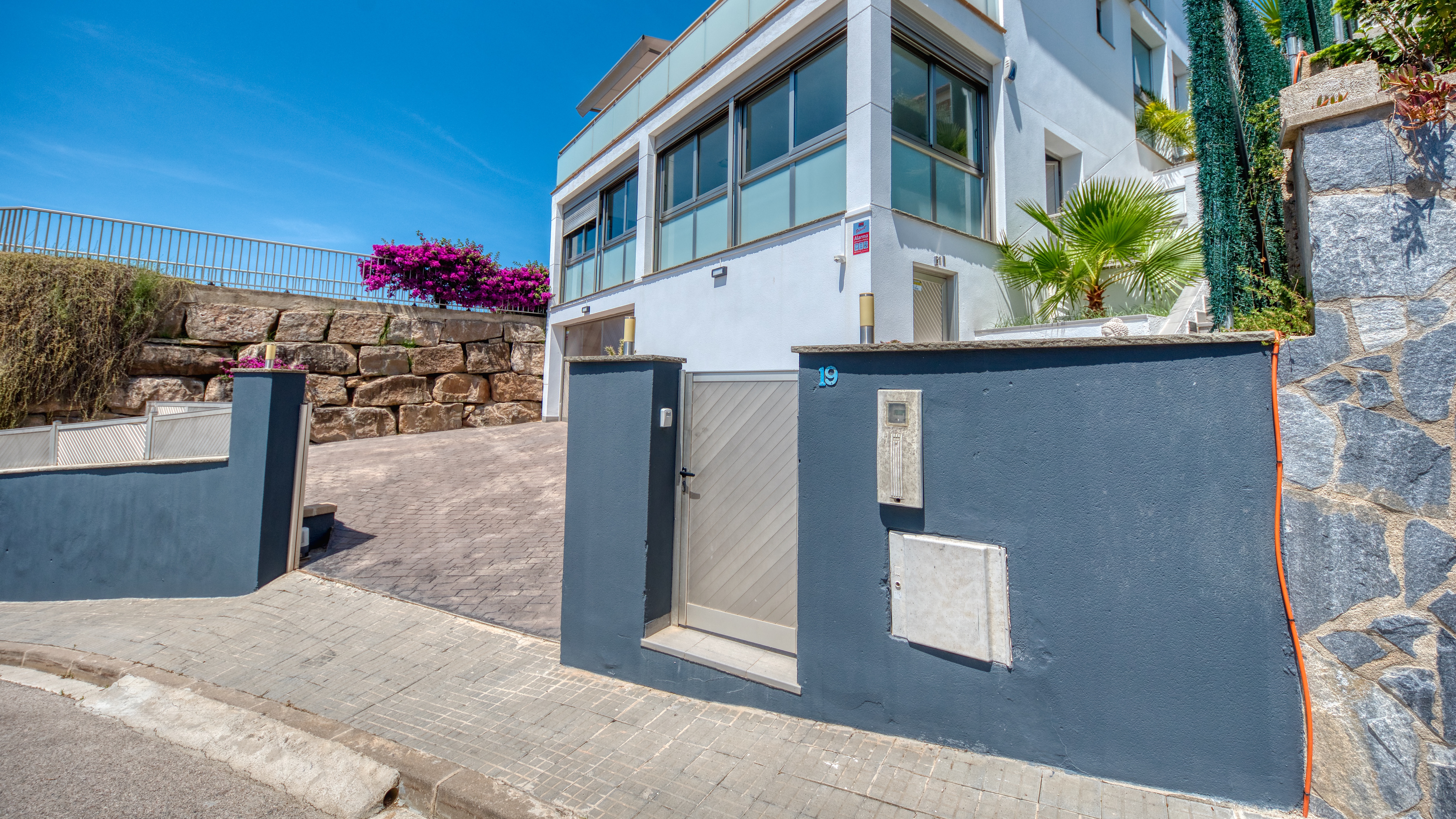 Villas de vacaciones Costa Brava España - Villa Sandy Beach - Llegada a la propiedad con vista a la calle