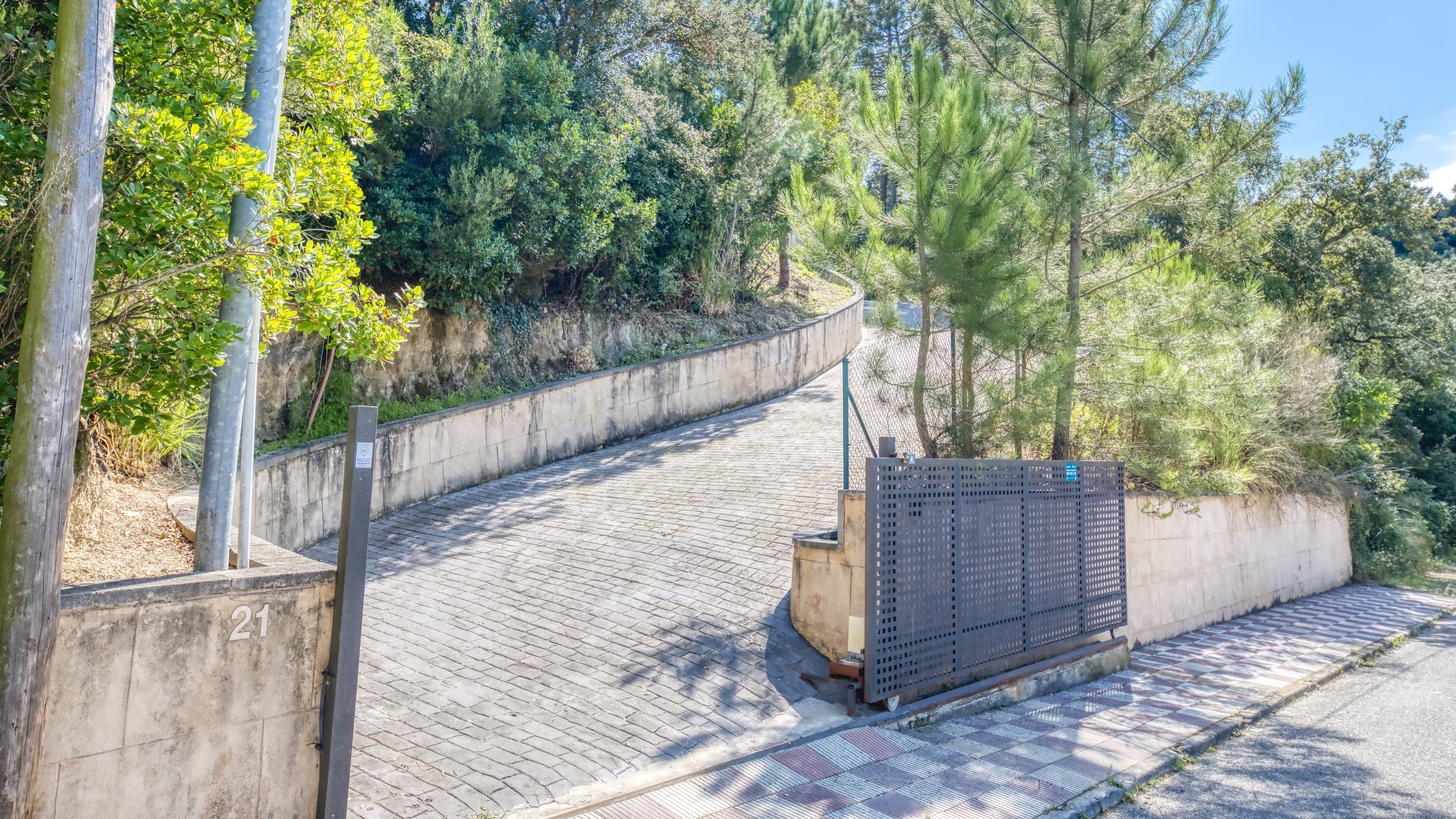 Villas de vacaciones Costa Brava España - Villa Esmee - Llegada a la propiedad con vista a la calle