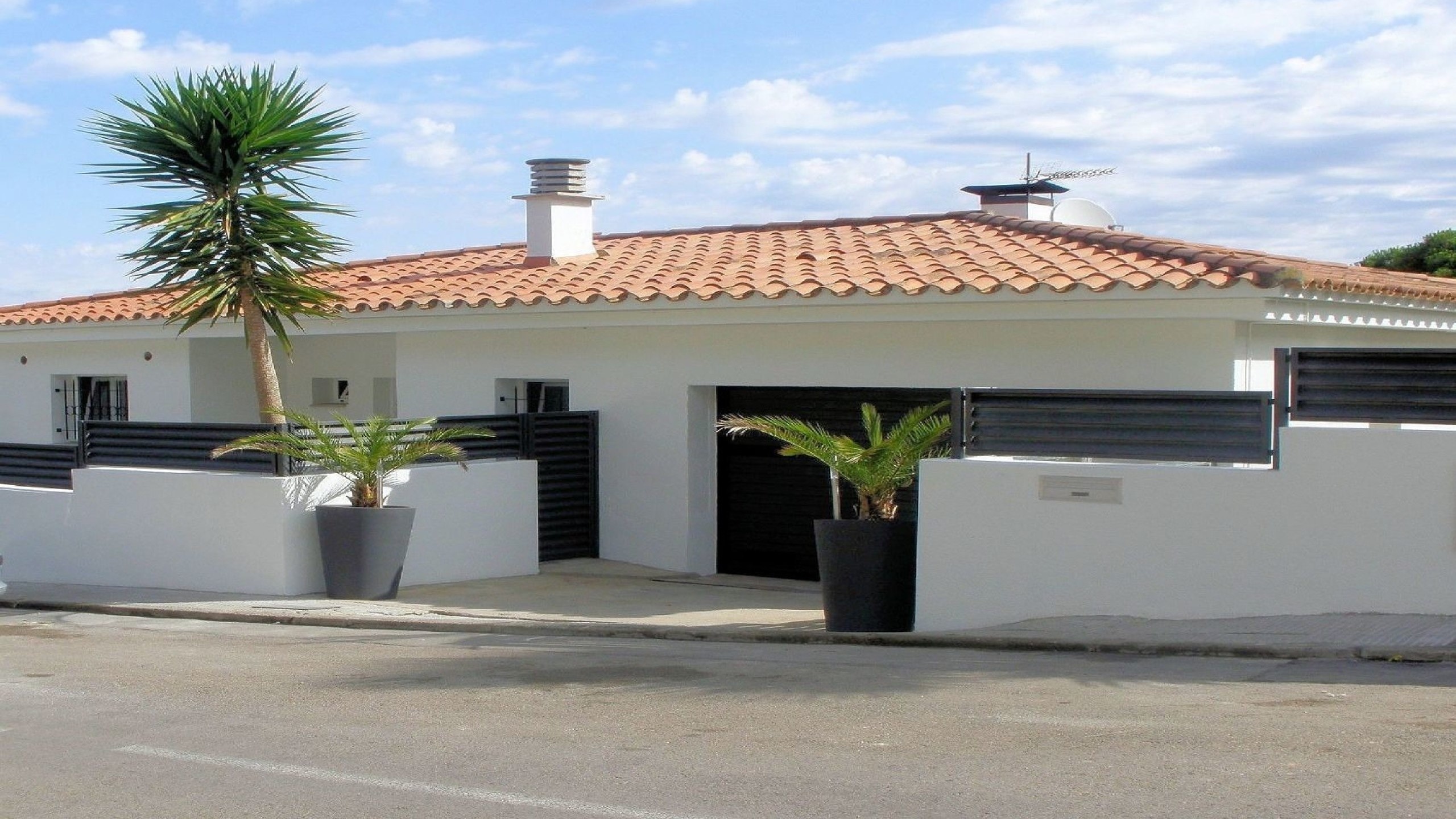 Villas de vacaciones Costa Brava España - Villa Fransisca - Llegada a la propiedad con vista a la calle