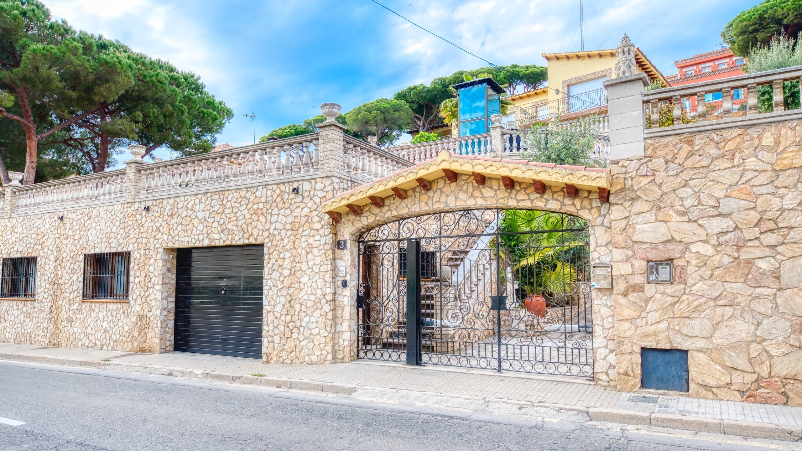 Villas de vacaciones Costa Brava España - Villa Dolce Vita - Llegada a la propiedad con vista a la calle