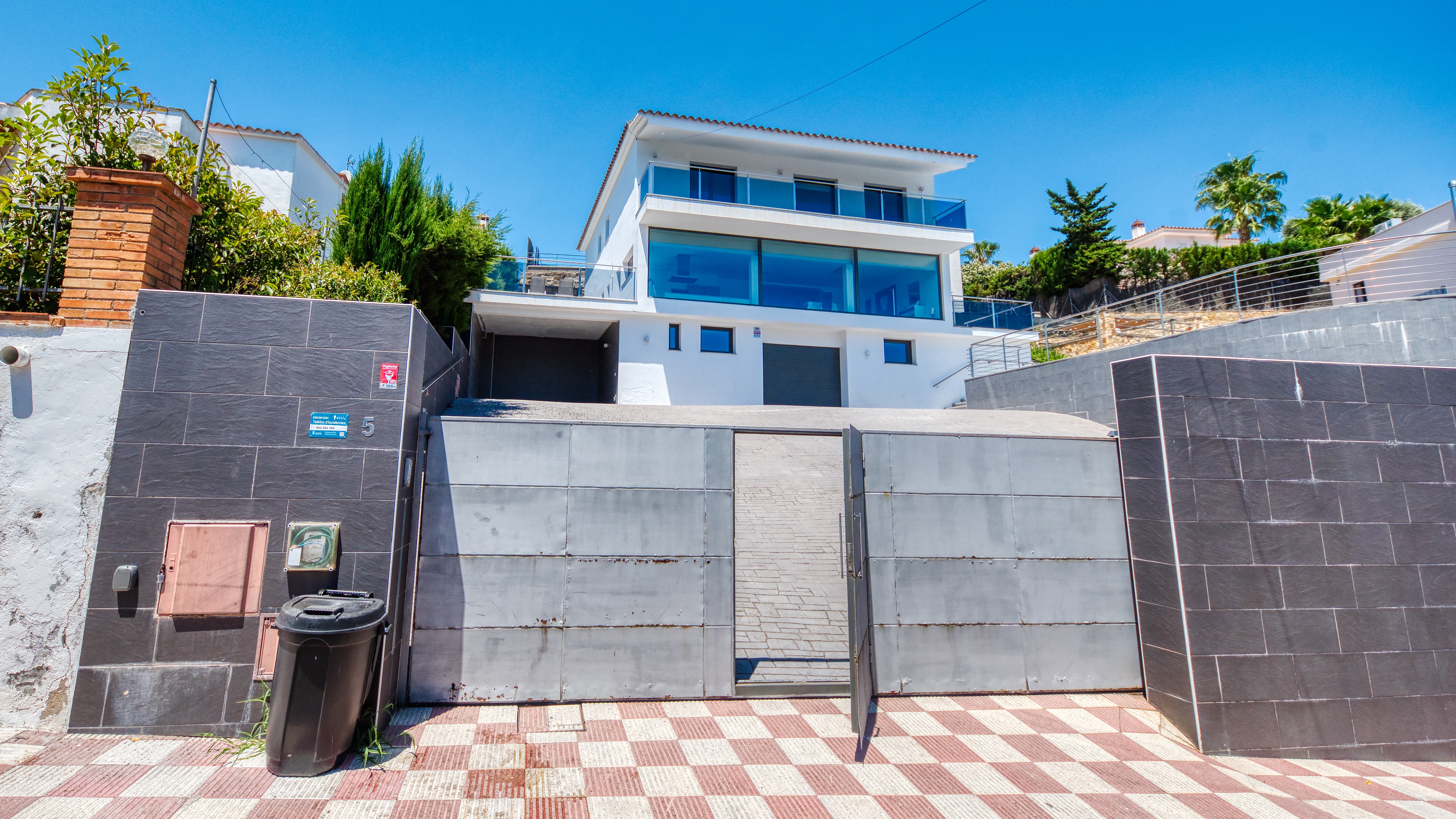 Villas de vacaciones Costa Brava España - Villa SummerDream - Llegada a la propiedad con vista a la calle