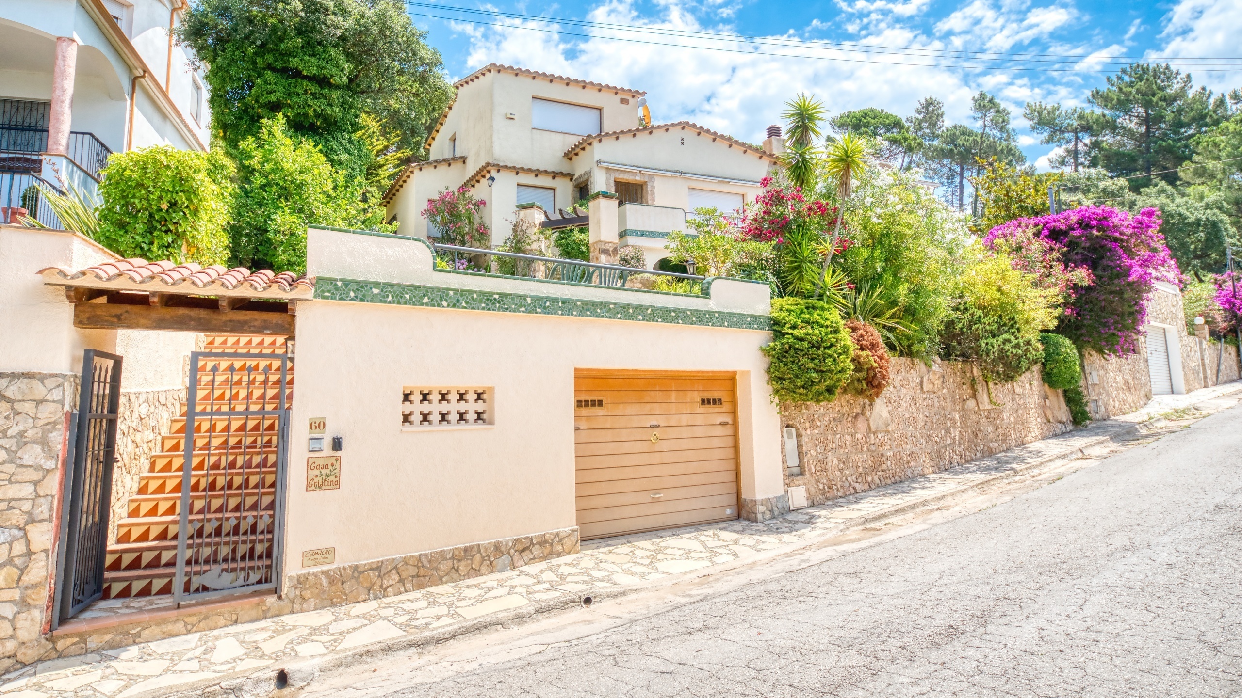 Villas de vacaciones Costa Brava España - Villa Cleo - Llegada a la propiedad con vista a la calle