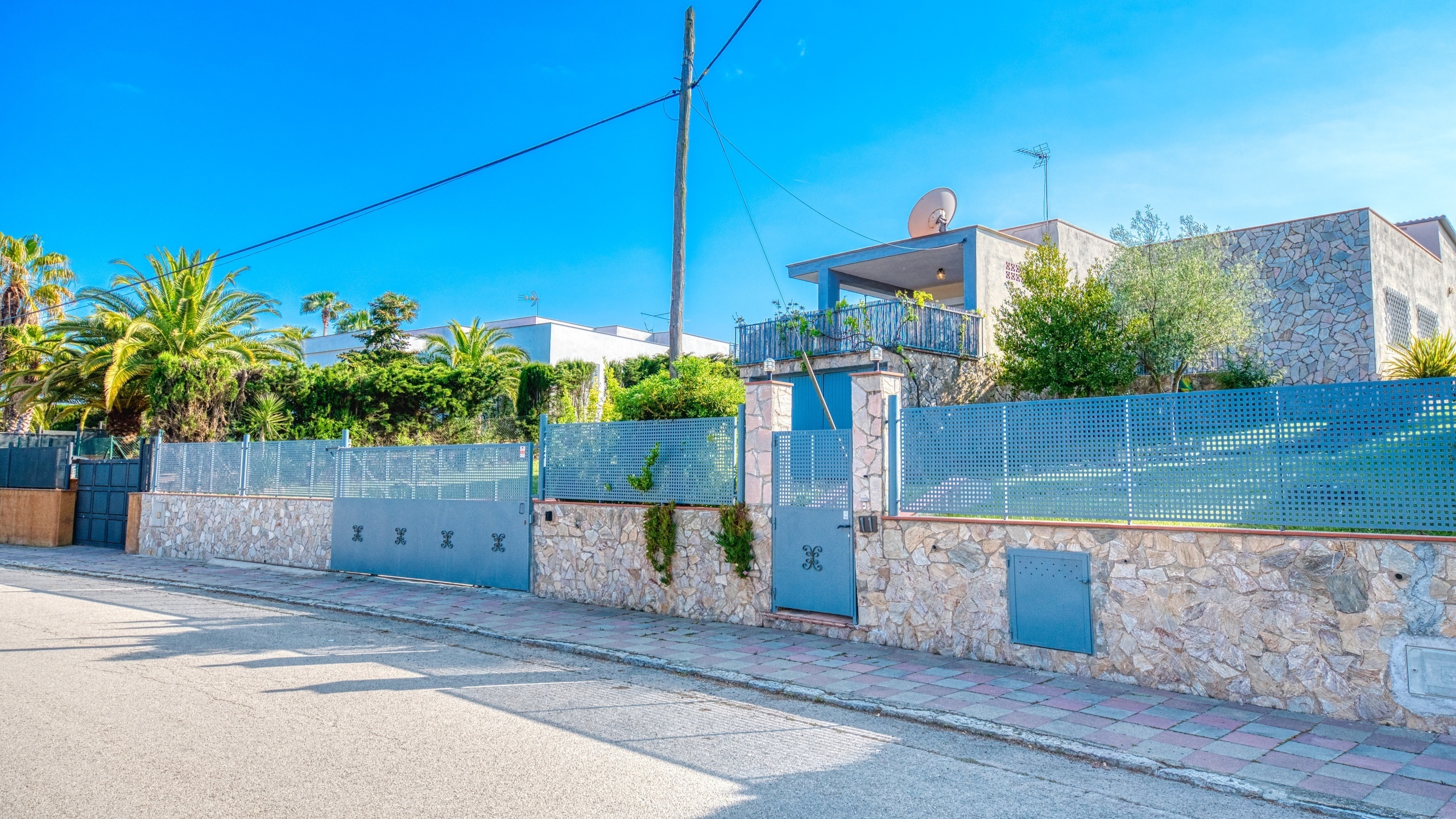 Villas de vacaciones Costa Brava España - Villa Yara - Llegada a la propiedad con vista a la calle
