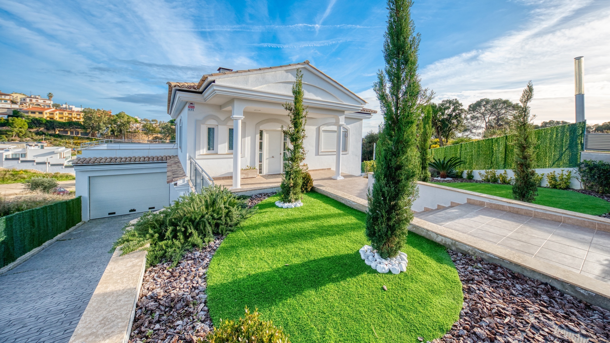 Villas de vacaciones Costa Brava España - Villa Madison - Llegada a la propiedad con vista a la calle