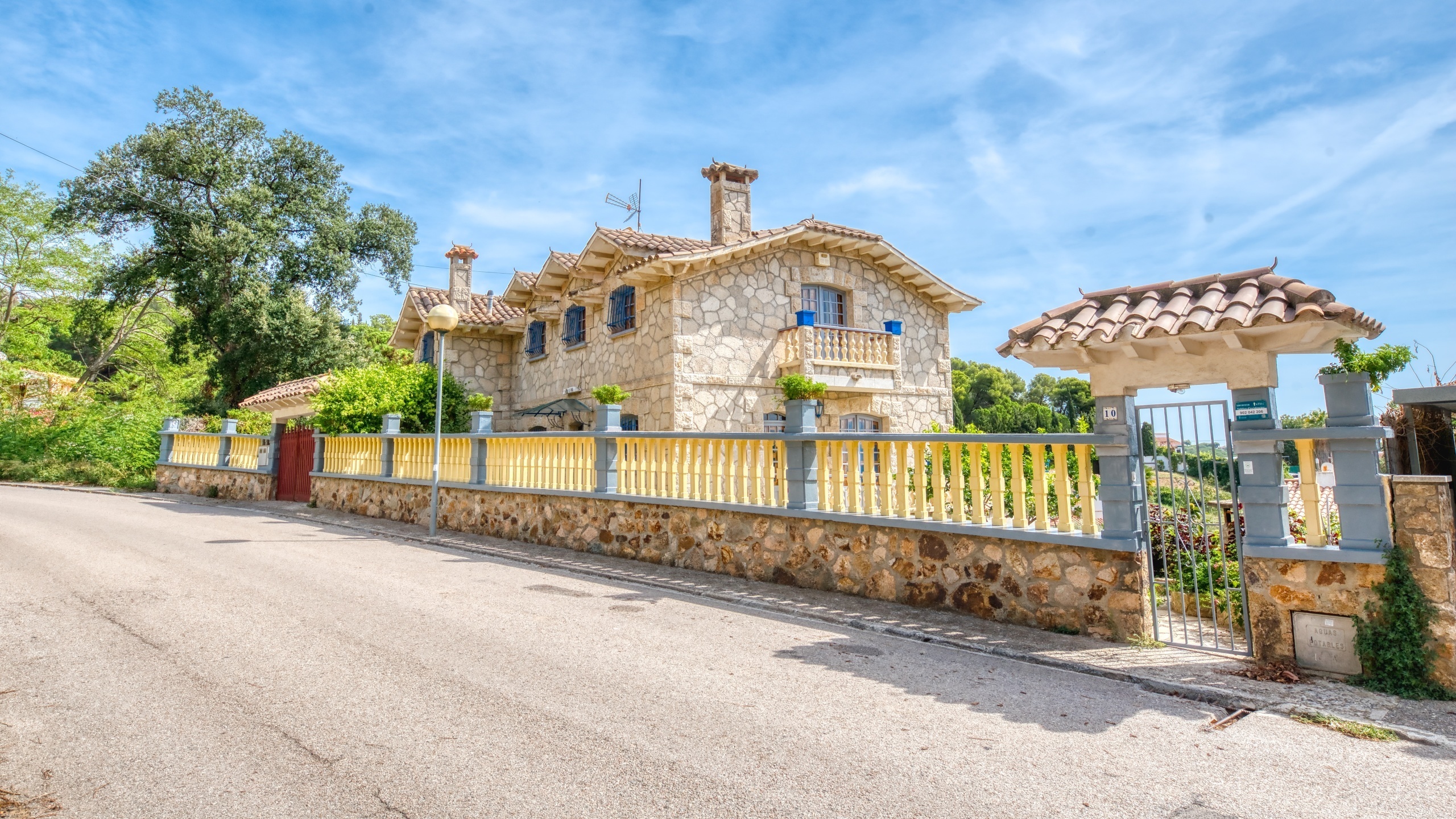 Villas de vacaciones Costa Brava España - Villa Janet - Llegada a la propiedad con vista a la calle