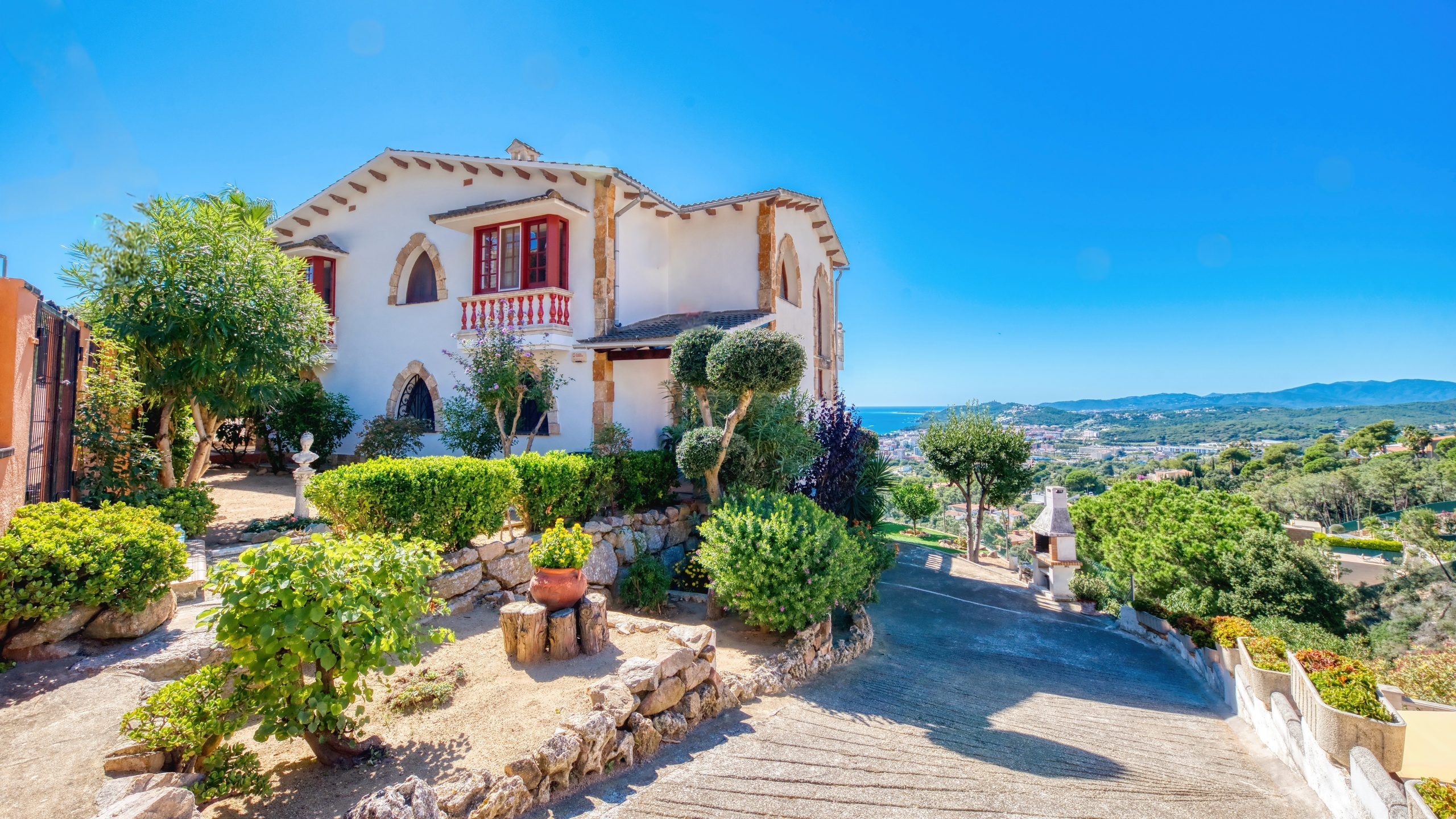 Villas de vacaciones Costa Brava España - Villa Teresa - Llegada a la propiedad con vista a la calle