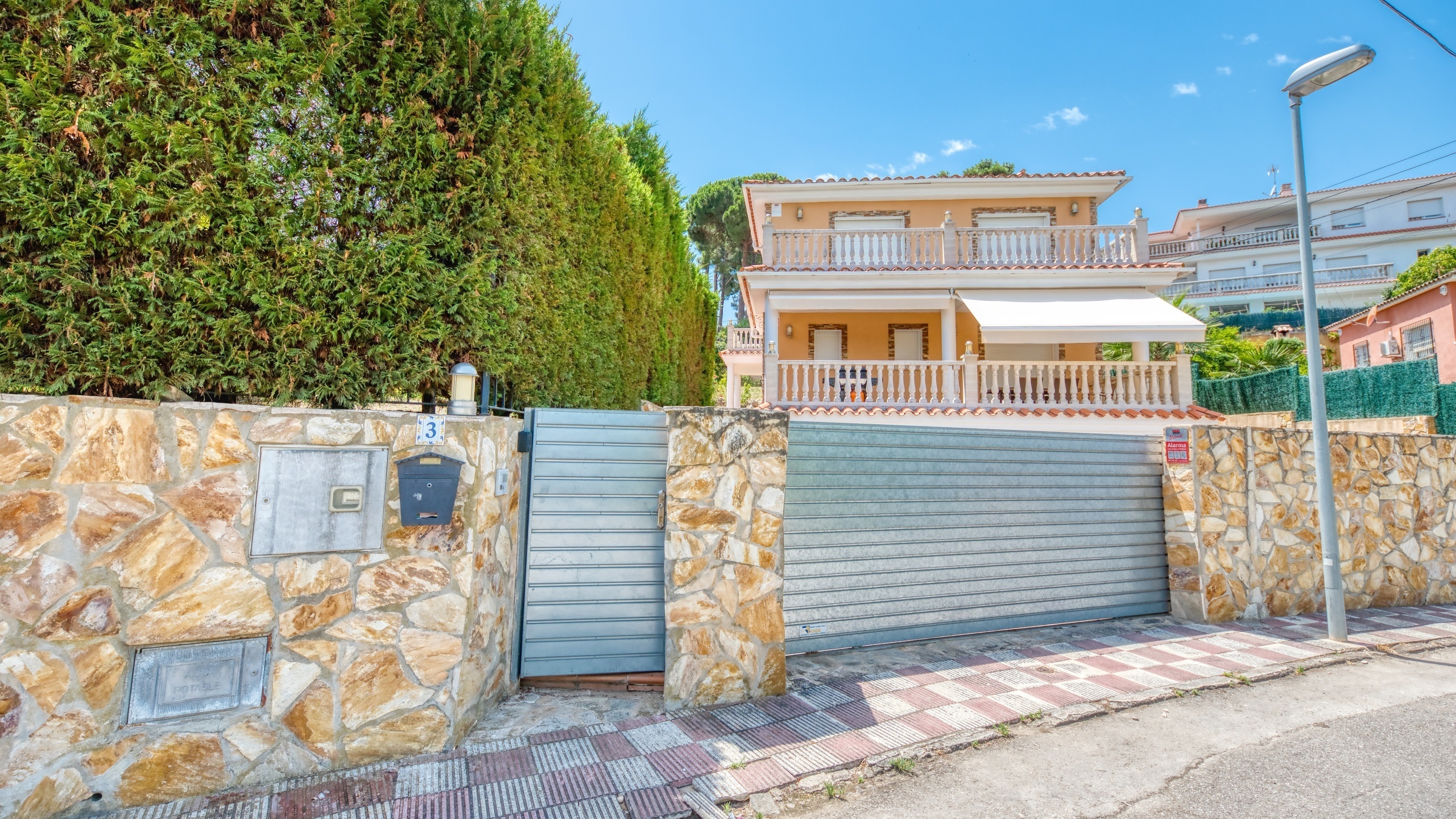 Villas de vacaciones Costa Brava España - Villa Primavera - Llegada a la propiedad con vista a la calle