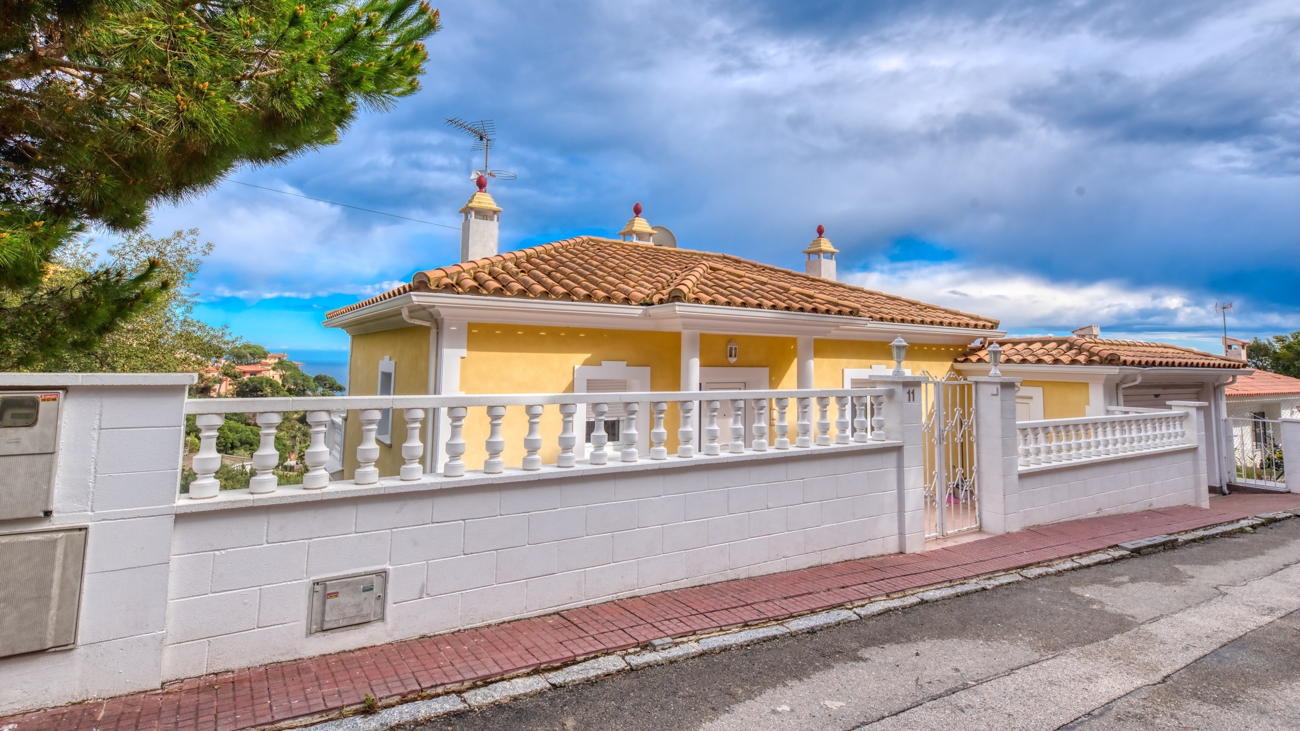 Villas de vacaciones Costa Brava España - Villa Sunrise - Llegada a la propiedad con vista a la calle