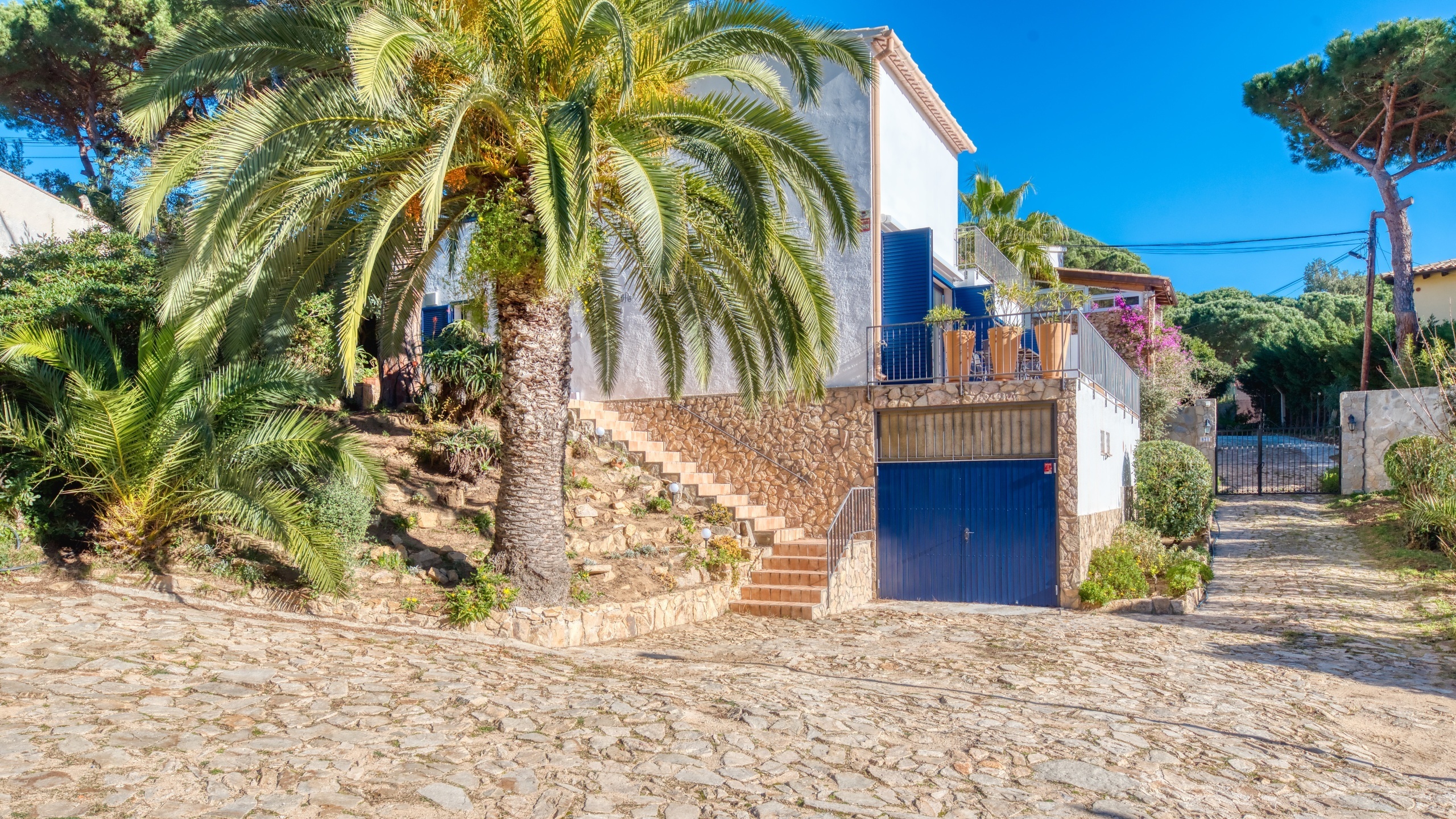 Villas de vacaciones Costa Brava España - Casa AdoRa - Llegada a la propiedad con vista a la calle