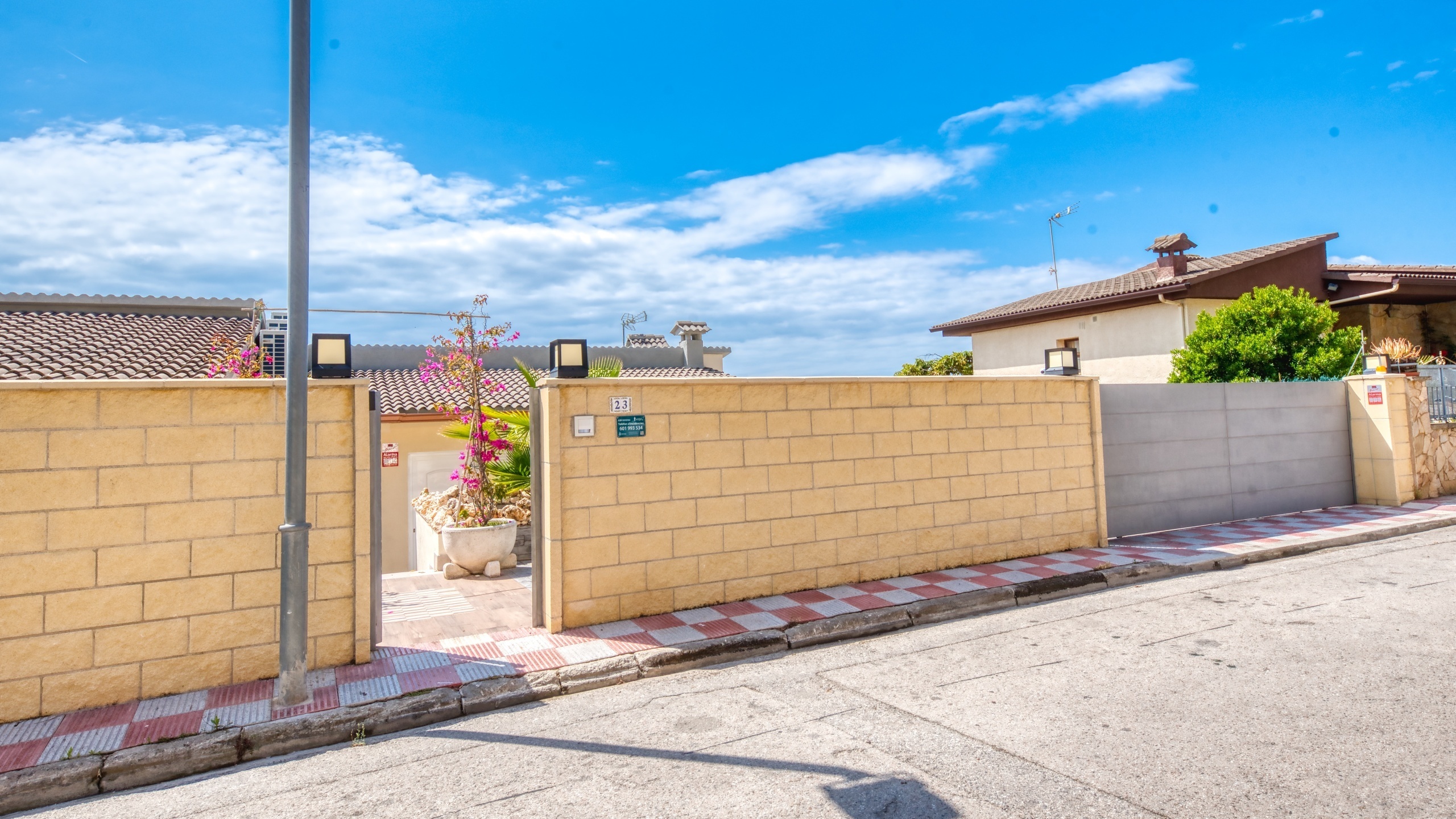 Villas de vacaciones Costa Brava España - Villa BellaVista - Llegada a la propiedad con vista a la calle