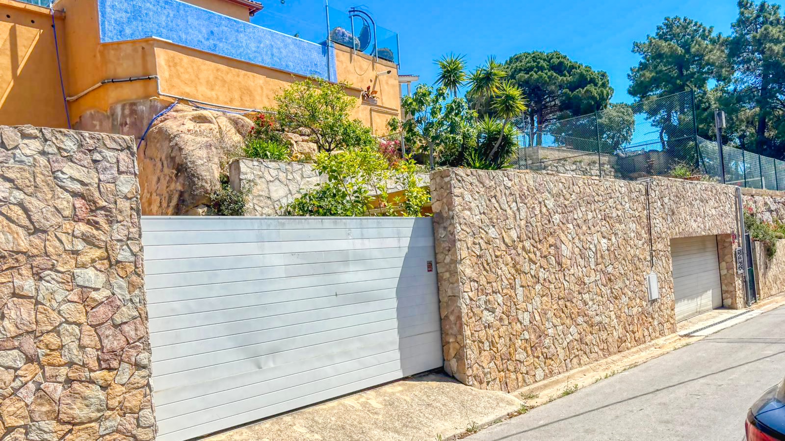 Villas de vacaciones Costa Brava España - Villa VistaMar - Llegada a la propiedad con vista a la calle